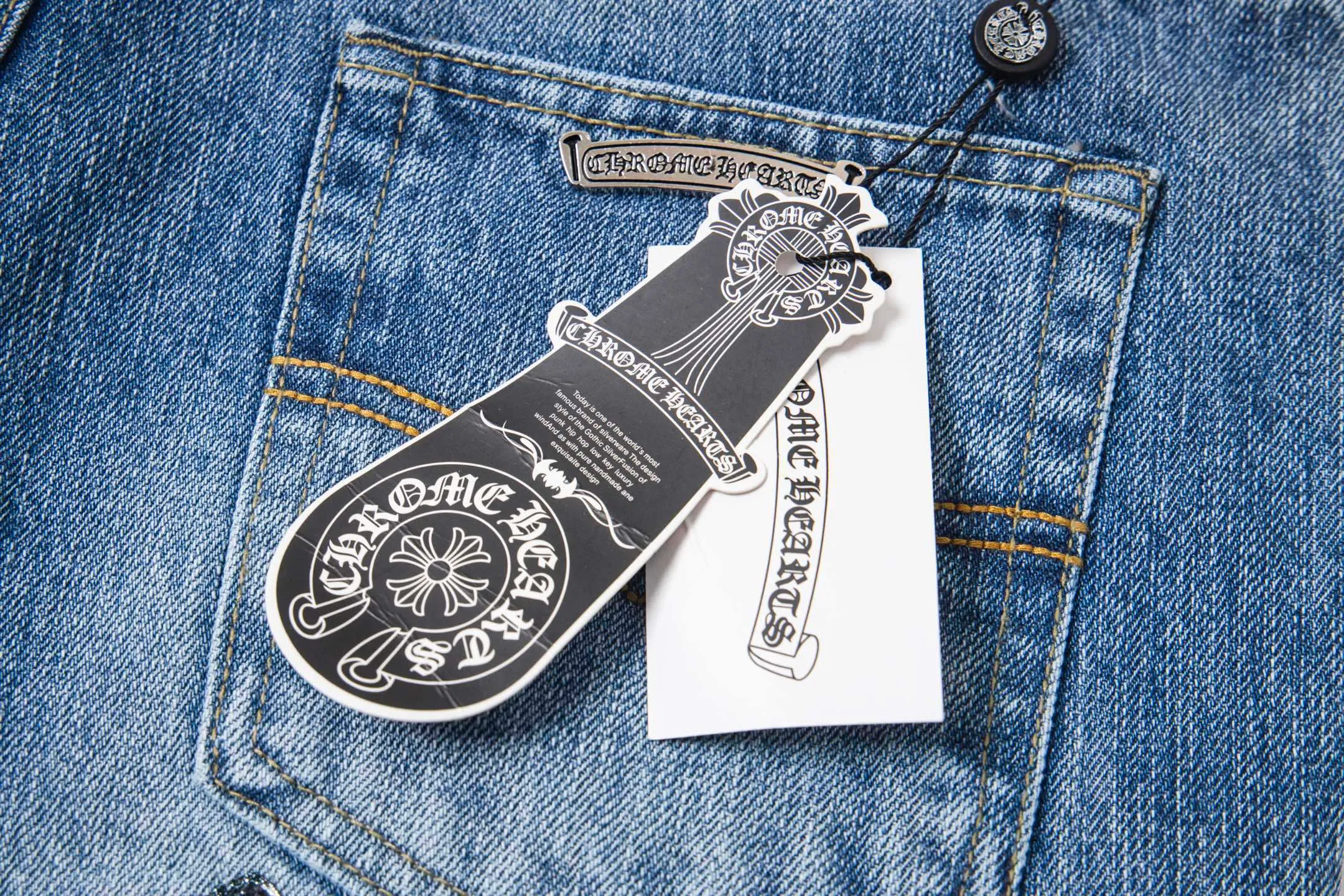 P240 High version (evergreen version) Chrome Hearts/Chrome Heart 25FW CH starry sky leather cross bamboo jeans adopt starry sky theme leather elements, mostly presented in the shape of a cross, with glitter on the leather surface. Unique design with simple and elegant details, exquisite workmanship, neat lines and in-place details on the entire pair of pants! It’s also so cool that both men and women can easily control it. It’s a gender-neutral trendy up version. Style number: 1722# Color: blue Size: 28 30 32 34 36